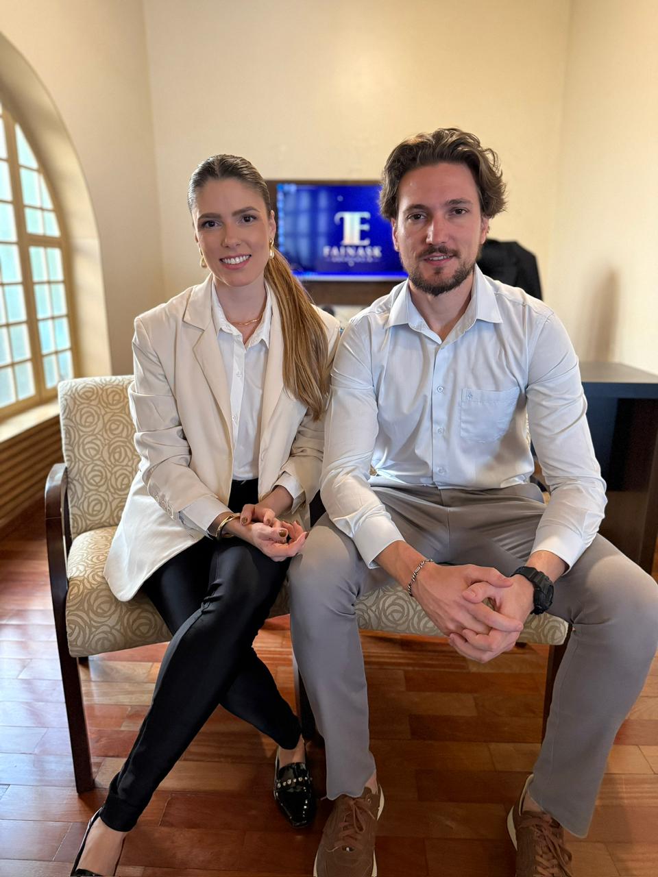 Ítalo Fainask e Elisa Fainask no escritório da Fainask Advocacia